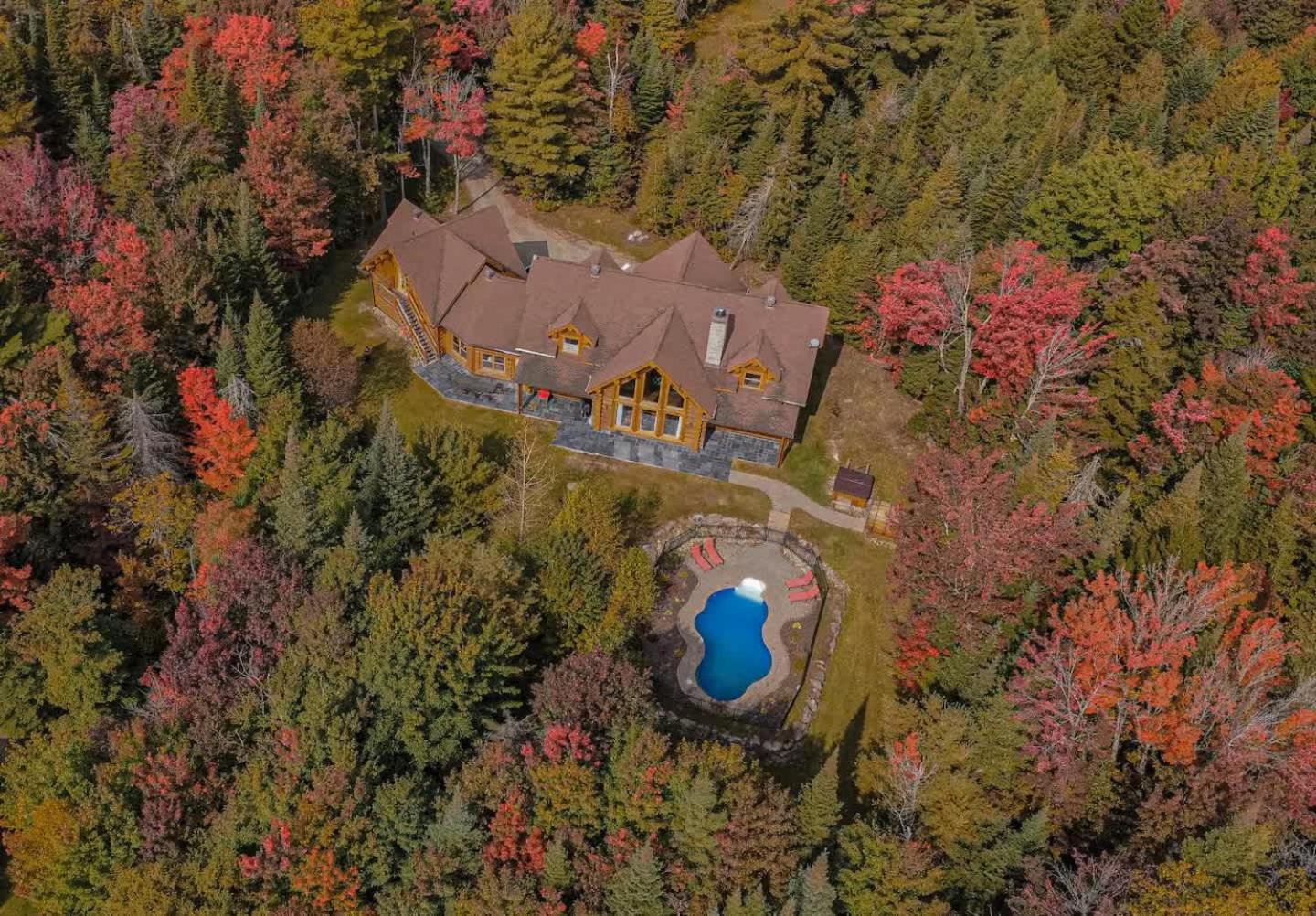 Mille-Isles Executive Plus 44 - Majestic Log Chalet With Hot Tub Sauna Heated Pool And Close To Activities מראה חיצוני תמונה