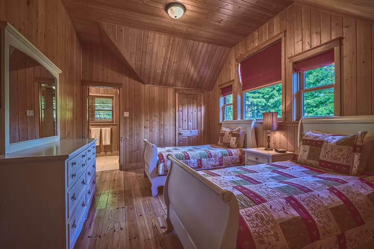 Mille-Isles Executive Plus 44 - Majestic Log Chalet With Hot Tub Sauna Heated Pool And Close To Activities מראה חיצוני תמונה